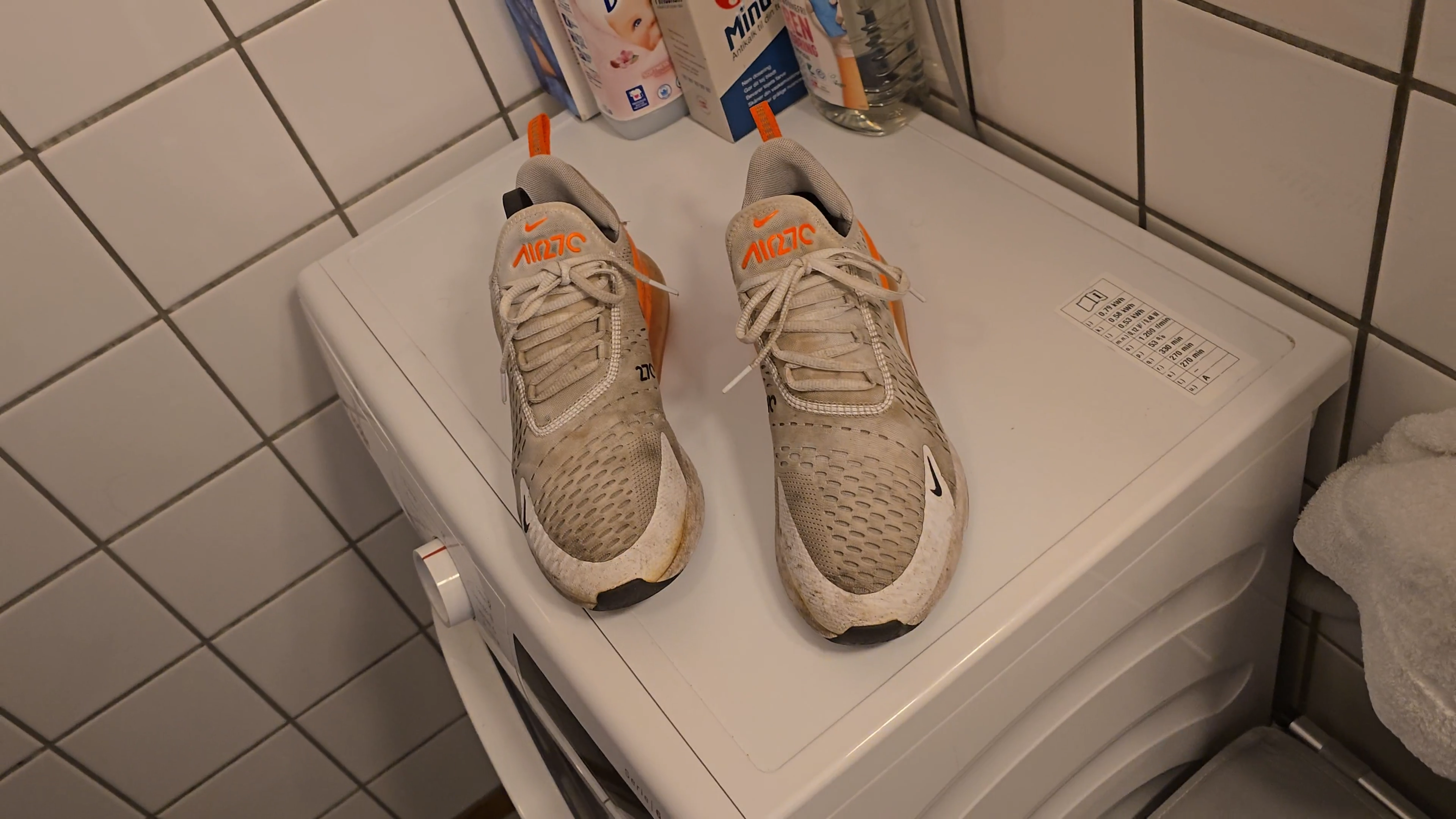 Guidevideo der viser hvordan ShoeGuard og ShapeGuard bruges til at beskytte sneakers