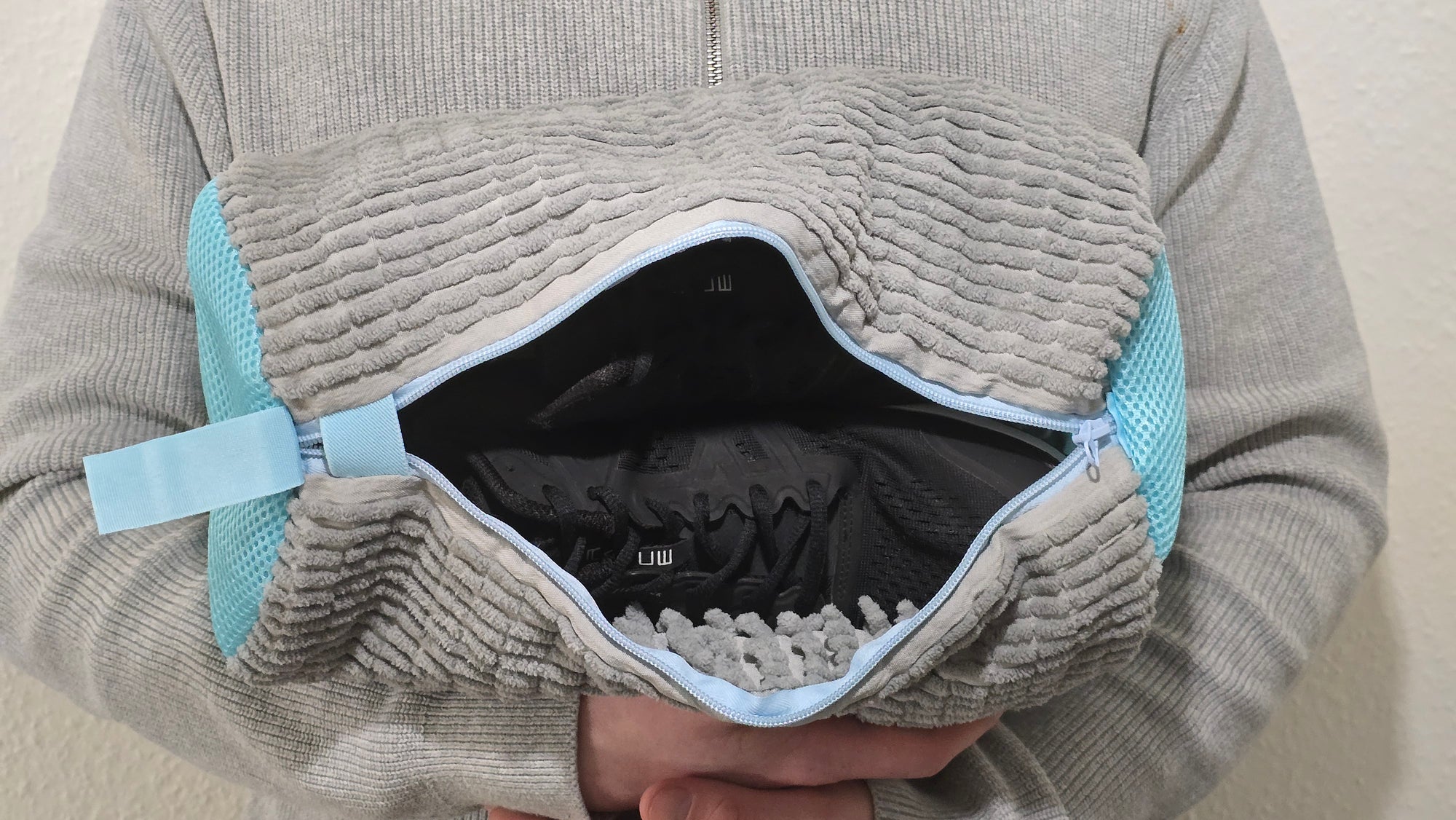 ShoeGuard vaskepose med sneakers indeni